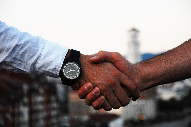poignée de mains entre deux hommes