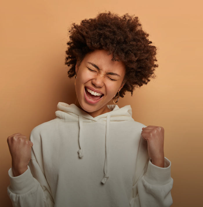 Jeune femme manifeste sa joie vue torse de face